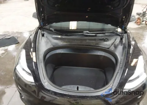 2018 Tesla Model 3 Long Range/Mid Range z USA, uszkodzony, nr VIN 5YJ3E1EA2JF040623